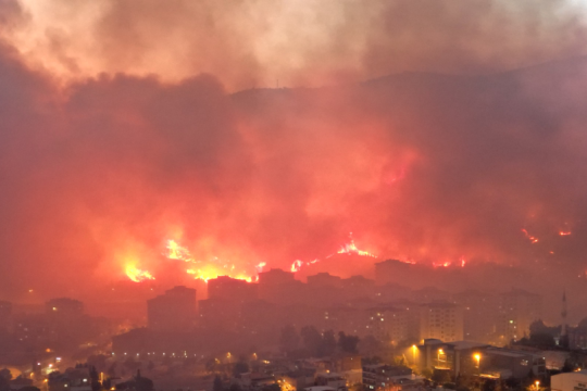 Τρομακτικής έκτασης η φωτιά στη Σμύρνη